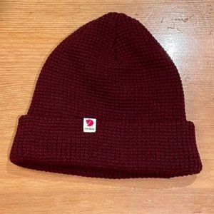Fjallraven Tab Hat beanie toque burgundy/maroon